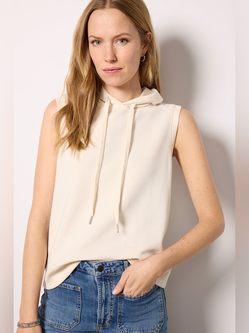 Evereve Kennedy Sleeveless Sweatshirt. Size: M. Color: Bone